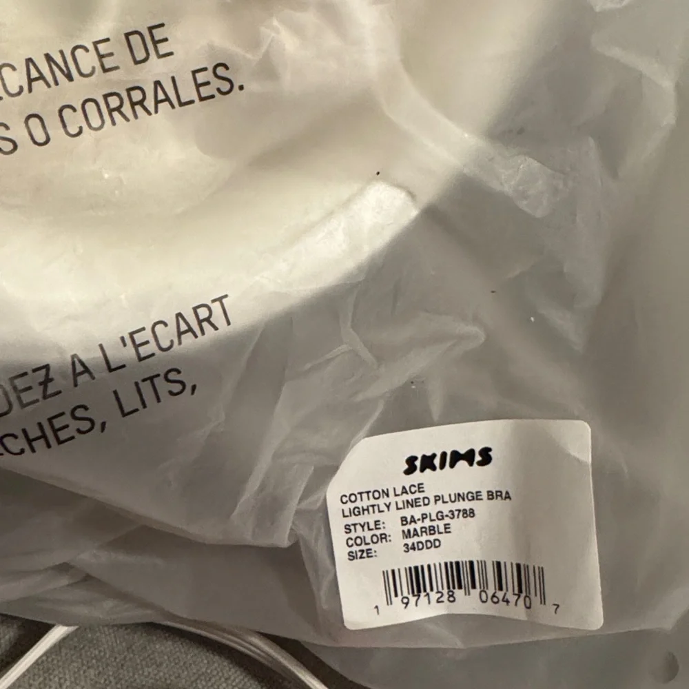 Cotton Lace Lightly Lined Plunge Bra | Marble | Skims - Picture 9 of 10